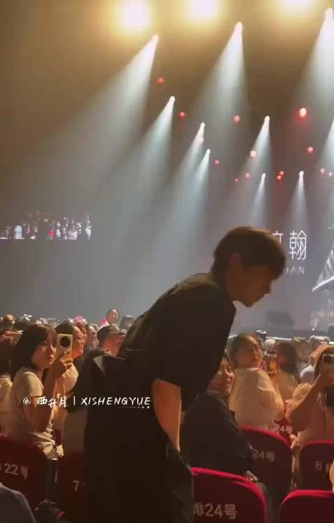就在刚刚，胡春杨 夏瀚宇 嘉羿 何昶希一起去看李汶翰了，今夕是何年啊
