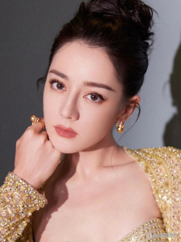 化妆的魅力：张进如何为迪丽热巴打造迷人妆容，展现独特魅力