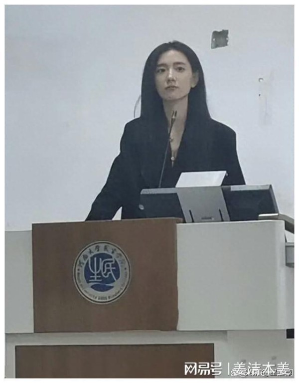 河南高校回应于正签约女艺人张石头已正式离职，转行进入娱乐圈