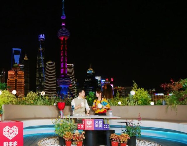 11月5日晚，拼多多把直播间“搬”到了黄浦江畔/图源 唐超
