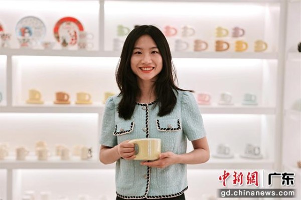 潮州市枫溪区东阳陶瓷制作厂总经理何佳阳 张建|摄影