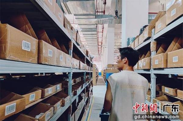 多多跨境拣货仓库存区 刘洲洲|摄影