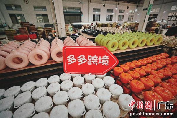 何佳阳家工厂生产的陶瓷制品 张建|摄影