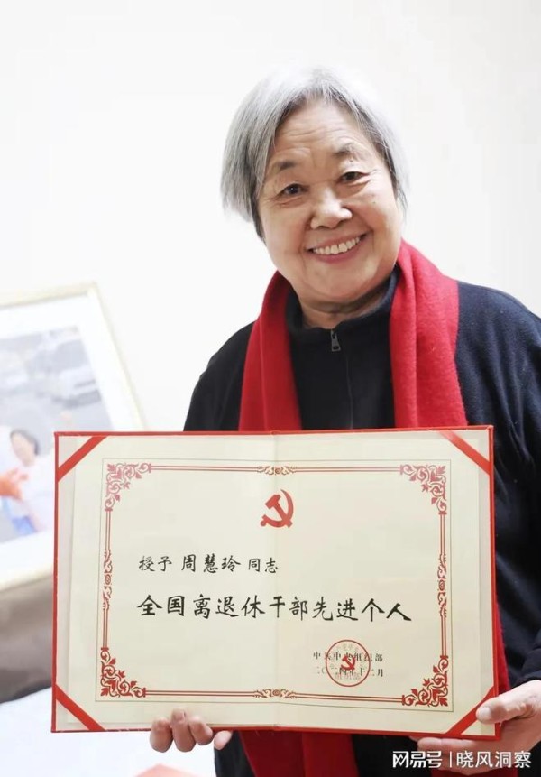 河南75岁的退休教师成“网红”，粉丝300万，被评为退休先进个人