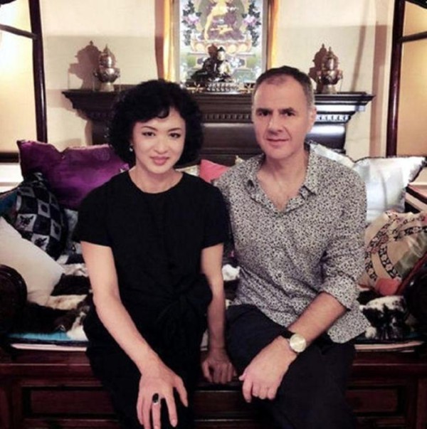 金星独自现身机场, 面部浮肿没女人味, 网友: 心疼汉斯