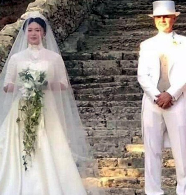 金星独自现身机场, 面部浮肿没女人味, 网友: 心疼汉斯