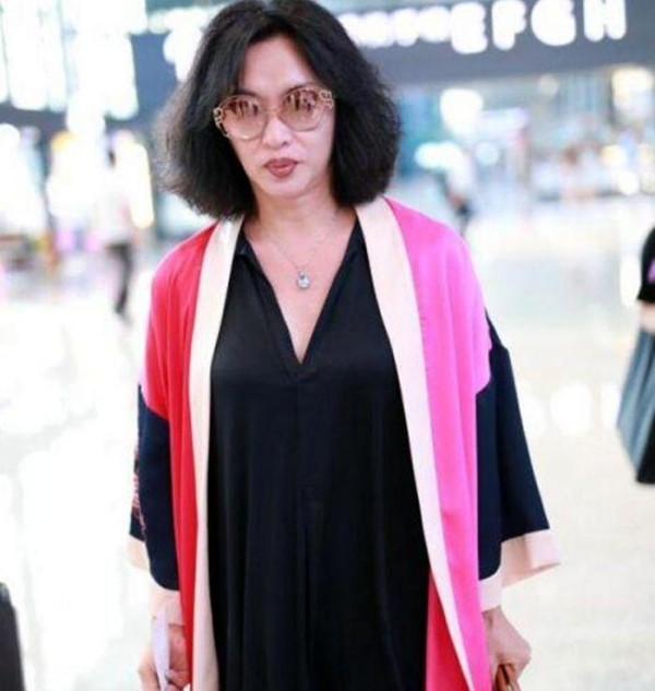 金星独自现身机场, 面部浮肿没女人味, 网友: 心疼汉斯