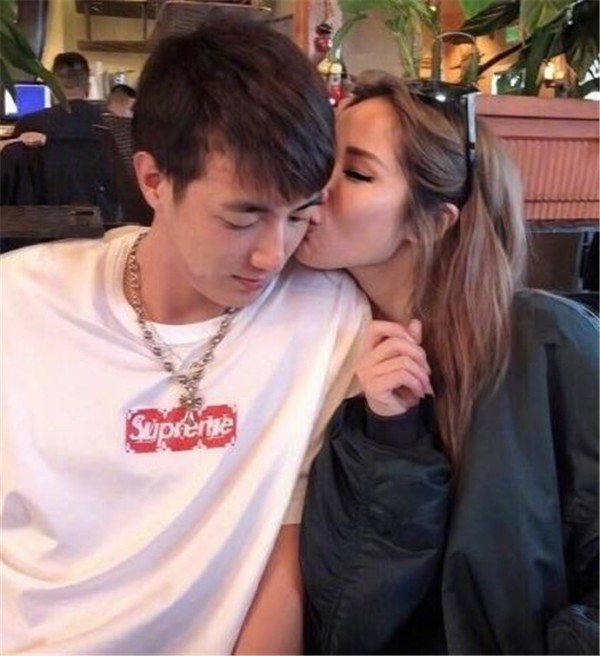 萧亚轩男友黄皓做什么的 黄皓资料背景被扒职业曝光