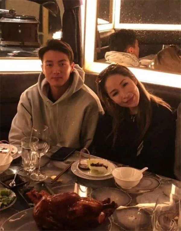 萧亚轩男友黄皓做什么的 黄皓资料背景被扒职业曝光