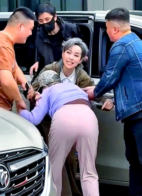 叶童优雅化解粉丝狂热：理性与尊重的典范
