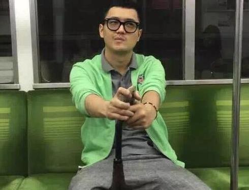 一个经纪人带几个艺人？经纪人与艺人的关系(经纪人 经纪公司和艺人的关系)