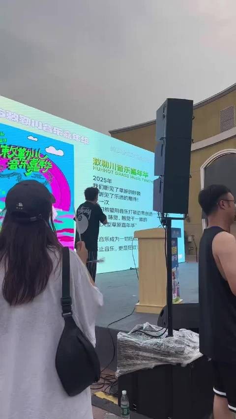 导演片场被误认陈奕迅,网友调侃需校准视力
