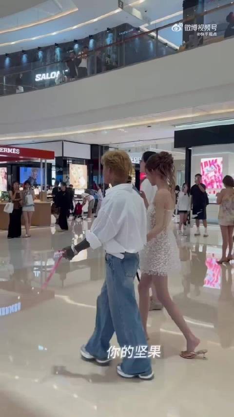 殷世航傲娇美线下同框，网红抗住了路人镜头吗？