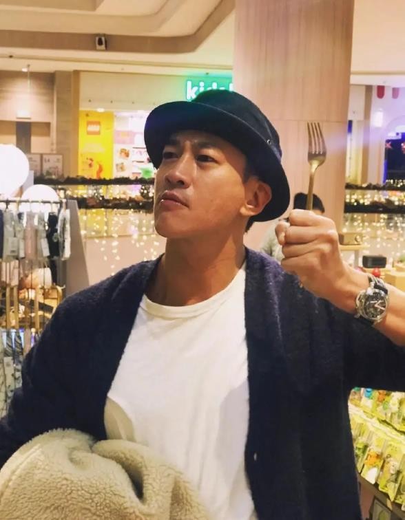 何润东晒健身日常，肌肉发达似健美达人，网友：三角肌像俩大馒头