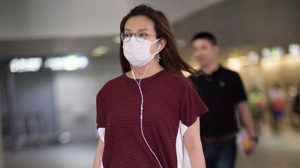 女星机场照：孙俪、关晓彤、杨幂等有人朴素有人潮，而她摆拍出位