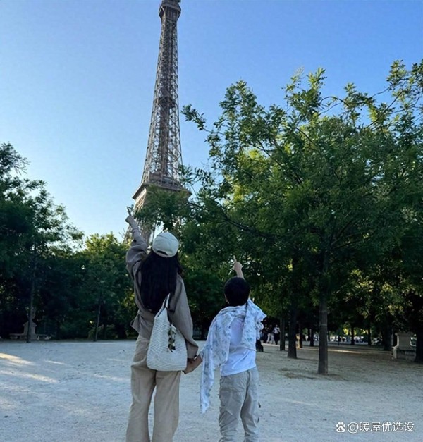 “杨颖罕见晒合影，小海绵长高惊人，母子同框超！”