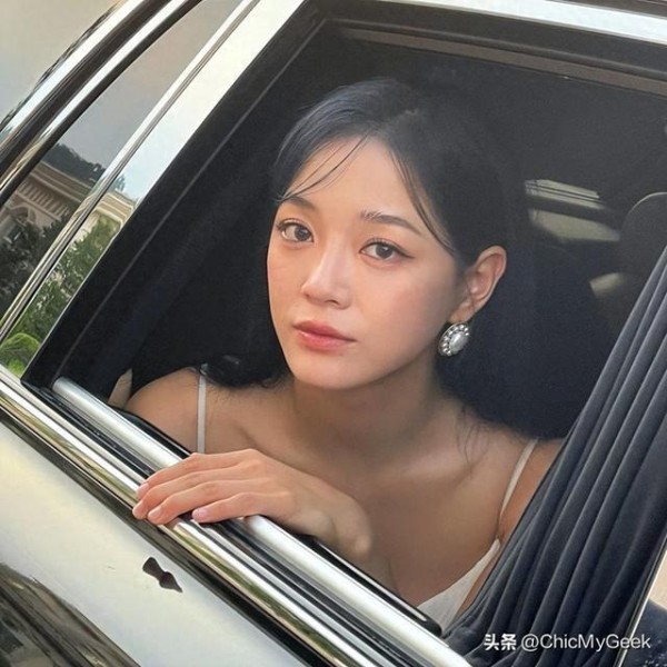 明星也追星啊！金世正与偶像IU对视8秒爆哭