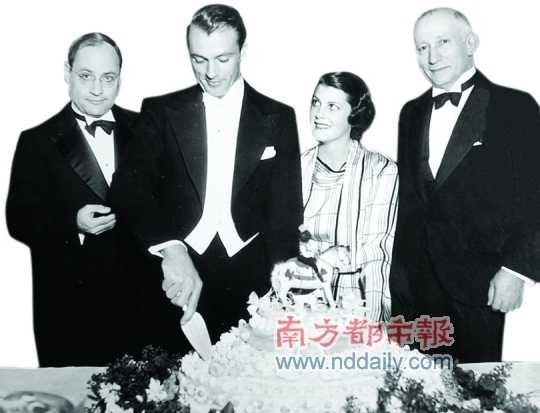 　　阿道夫·楚科尔（右一）一心想改变当时“电影只是给穷人看的低俗玩意”的情况，联合杰西·拉斯基（左一）成立了派拉蒙，传奇就此开始。另外两人是加里·库柏（左二）和玛丽·布莱恩（右二）。