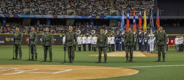  陸軍專科學校學指部指揮官率領6名學生領唱，在示範樂隊的演奏下，全體民眾高聲齊唱國歌。（記者林睿奕攝）