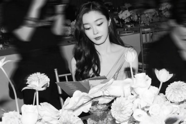 宋轶黑白港风复古照，美得与众不同