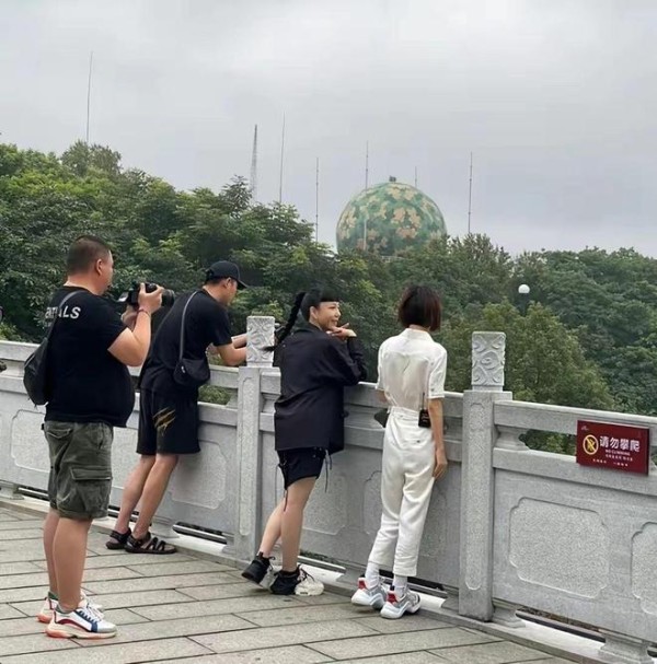 路人镜头下的鲁豫，骨头人身材把女明星衬成壮硕阿姨，变大头娃娃