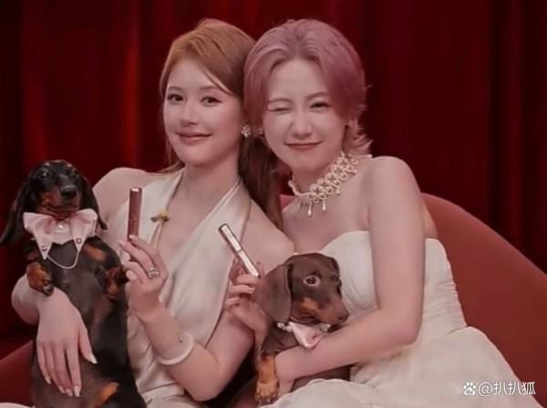 赵露思直播闺蜜魏笑陪伴，网友羡慕：娱乐圈还有这样的真友情？