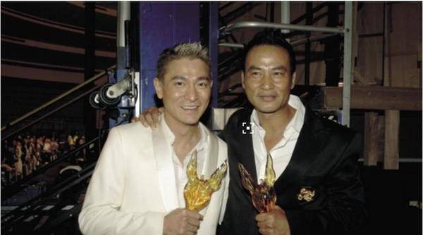 娱乐开心站：有一年，刘德华被邀请到沈阳演出，本来双方谈好的是300万的报酬，没想演出结束后对方却要扣150万，还不让刘德华回香港，被迫无奈找了很多人后，刘德华给任达华打电话说：“哥，我在沈阳被困了，你给我找人帮帮忙。”

任达华说：“华仔，你别着急我来想办法！”

那年，沈阳当地的老板刘涌想请刘德华到沈阳开演唱会，为自己公司宣传，双方商定好了唱
30首歌给300万报酬。


演唱会到尾声，刘德华嗓...