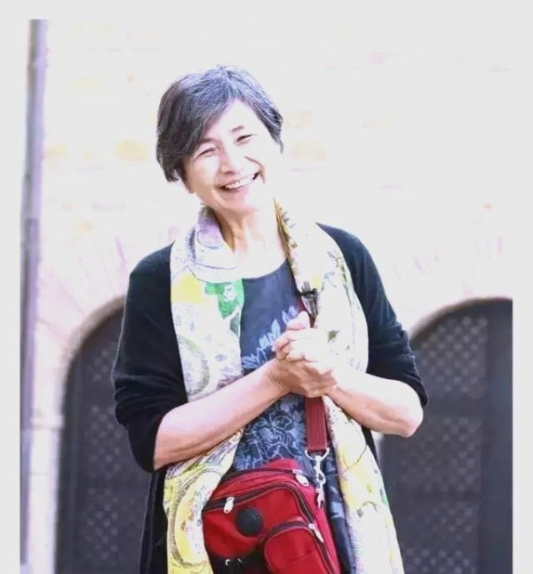 郑佩佩的智慧人生：从影后到内心自由的旅程