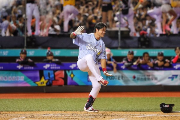 林智勝在6局下打擊時大跳Sorry Sorry。（黃世麒攝）