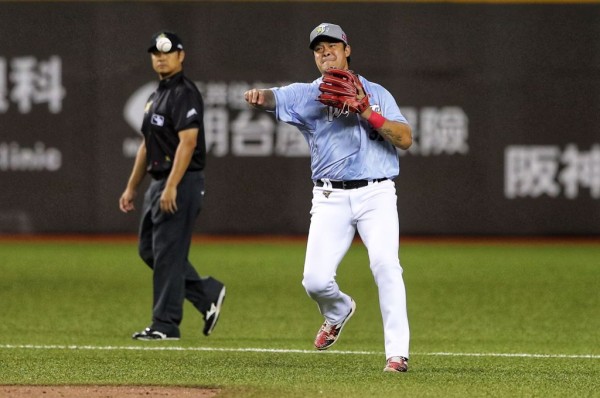 8局上林智勝接球快傳一壘刺殺王博玄後退場。（黃世麒攝）