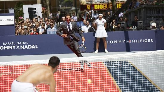 纳达尔与穿着Tommy Hilfiger定制系列的超级模特进行几轮的网球对决