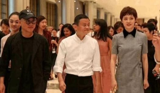 尴尬了! 这六对明星同框合影, 可看造型完全不在一个季节里