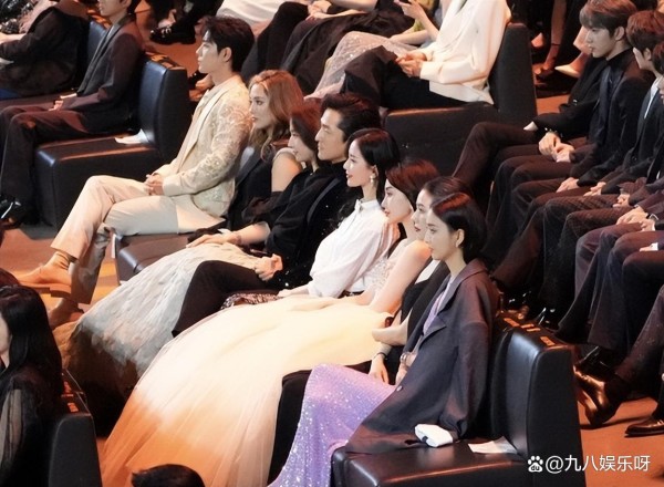 微博之夜：迪丽热巴造型封神，胡歌、刘亦菲世纪同框