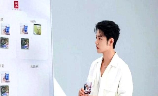 肖战羽西直播精彩瞬间：尬出新境，强迫症调防晒！