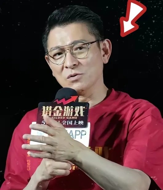 羽乐无穷：刘德华如今的家庭现状。
​给所有男人都提了个醒。
​无论你条件再好、再有钱，也千万别等到年纪大了才生孩子。

今天刷到刘德华接女儿放学的照片，63岁的天王站在家长堆里特别显眼。他女儿今年才13岁，父女俩站一起说是爷孙都有人信。  

说实话明星这个年纪当爹没啥压力，请得起保姆上得起国际学校。但普通人要是50多岁才要孩子，那真是够呛。我表叔48岁老来得子，现在快退休的年纪天天熬夜辅导作业，...