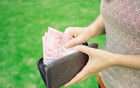 长期缺钱的人，都有这5个穷习惯，一眼就能看出来