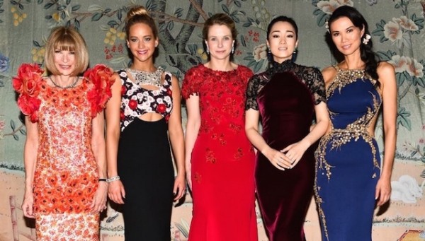 左一为Anna Wintour，左三则为雅虎CEO Marissa Mayer，图片来源：Getty