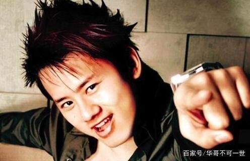 他通过综艺节目出道，“姐弟恋”引发热议，如今却上了新闻联播