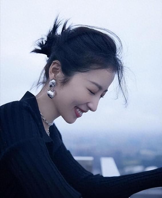 《周雨彤《花儿与少年》惊人举动引热议，形象将如何逆袭？》