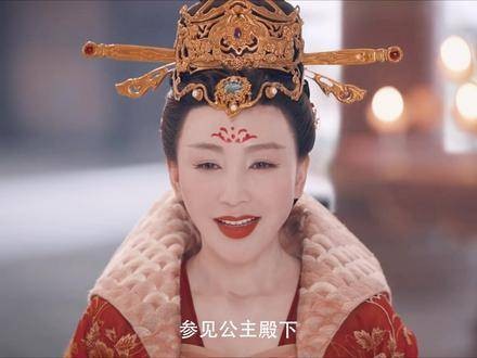 卢凌风一边喊着娘亲,一边提起长枪守护公主,这下可真是藏不住身份了