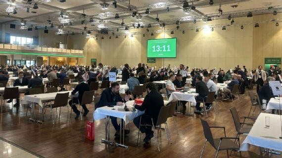震三观！300多家俱乐部挤在一个房间里谈转会，现场就像相亲大会