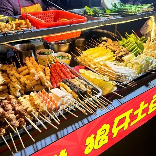天佑的成名之路：从炸串小贩到娱乐圈新星