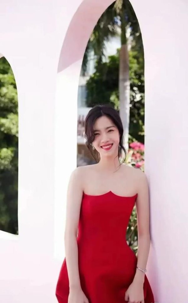 庄达菲：00后崭露头角，演艺圈新星崛起，未来可期的璀璨之路