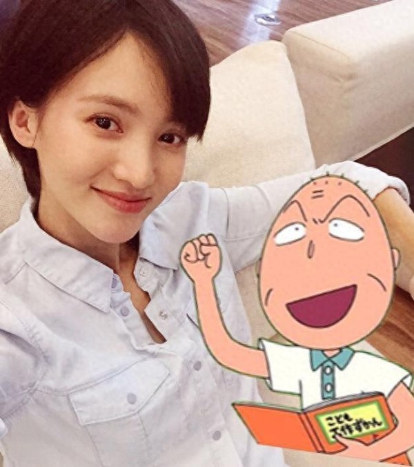 走进演员金晨住的豪宅，床头挂着自己的海报，生活中还真是自恋的