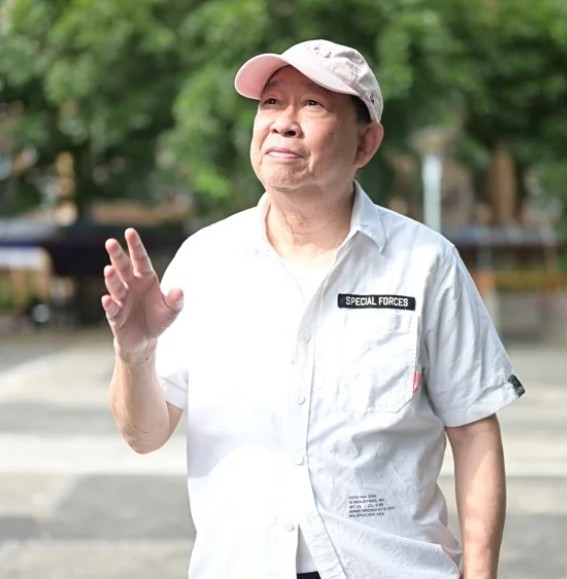 75岁知名港星公开征婚，曝37岁儿子在家啃老，花几十万读书毕不了业
