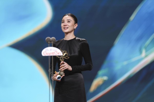 宋佳咏梅双双摘得导协年度女演员 实力派女星绽放演技高光时刻