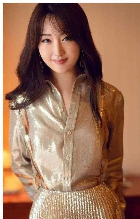 杨钰莹终究是老了，在美颜下看似年轻，但身材却暴露了真实年龄！