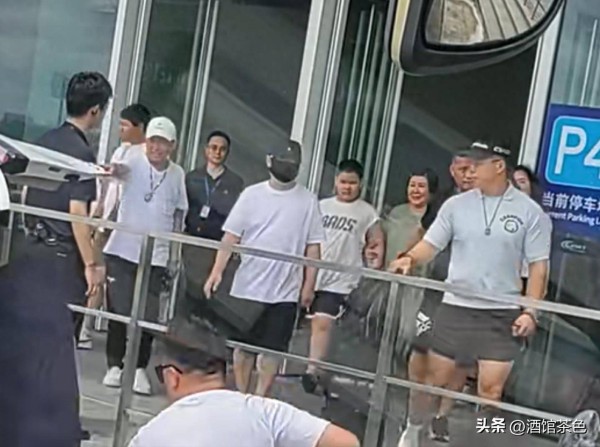郭德纲带妻儿游轮演出，王惠胖到没脖子，郭汾阳又高又壮表情怪异