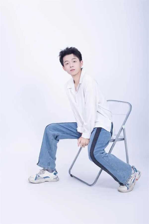模特黄泽鑫：阳光下的翩翩公子，闪耀的时尚新星