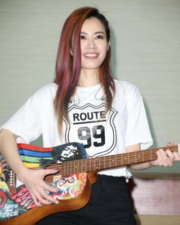 娱乐圈中那些身世可怜的明星，陈小春耕田卖弟，徐怀钰受尽白眼